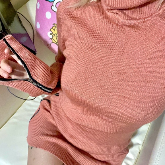 Dusty pink ribbed knit sweater dress with cool zipper details - Picture 3 of 10